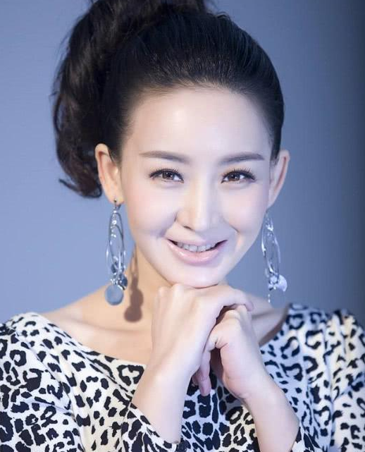 48岁买红妹一家近照,儿子像她非常帅气,女儿像孙楠一言难尽