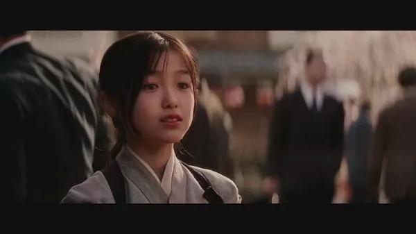 一直很好奇她的眼睛是不是天生这个颜色，不过看了她童年拍的其他作品，应该是带了美瞳。