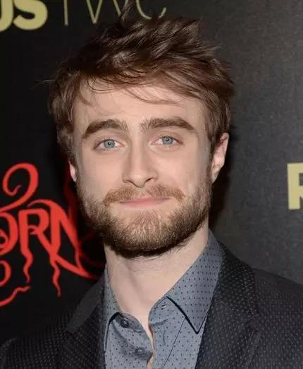 这宽宽的脸，忧郁的眼神，从正太变成了肌肉硬汉多少让人有点不太适应！