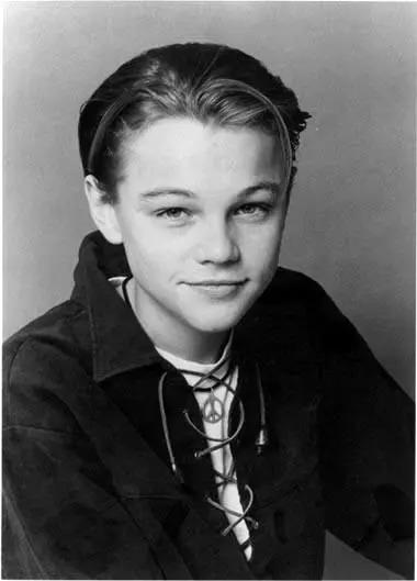 小李子小时候妥妥的帅气哥一枚，年轻时候也是帅的不像话