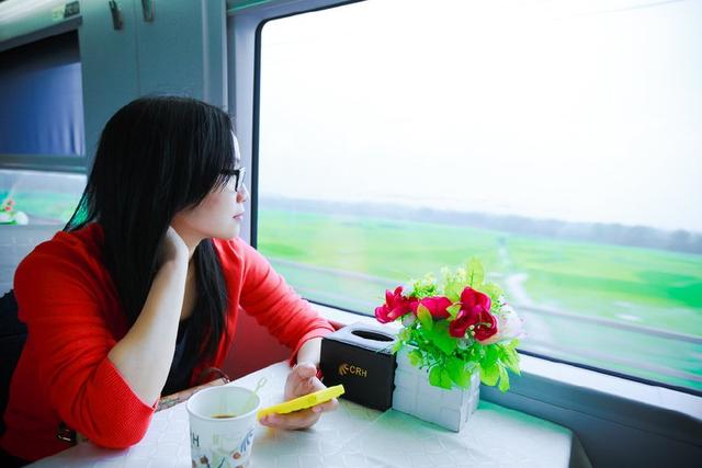 这位女乘客想要靠窗的位置,心情可以理解.但是,做法却不可取.