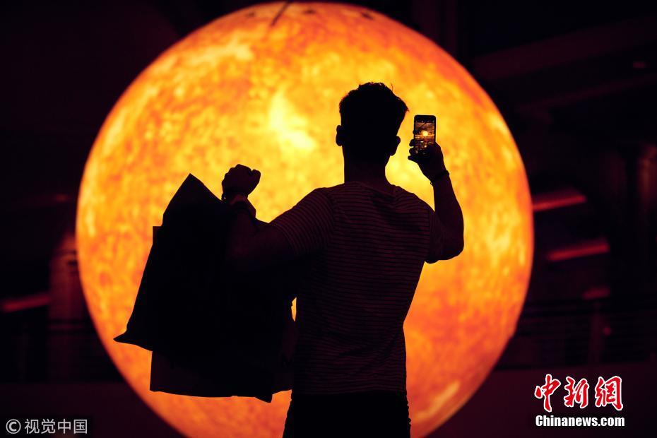 英国一商场现巨型太阳顾客享受室内日光浴