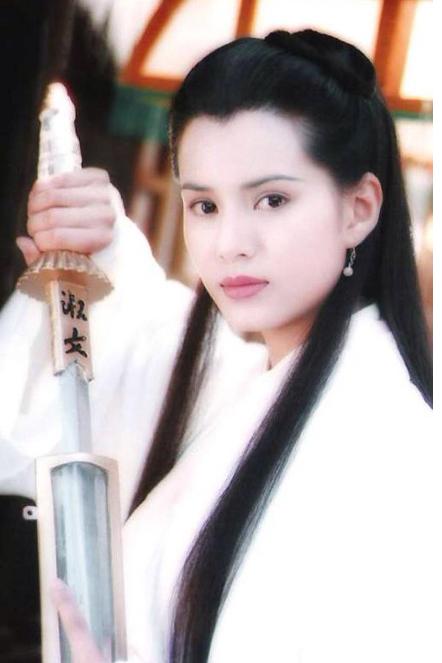 其实对于小龙女这个角色的诠释,刘亦菲是最美的,很有仙气,但是她却不