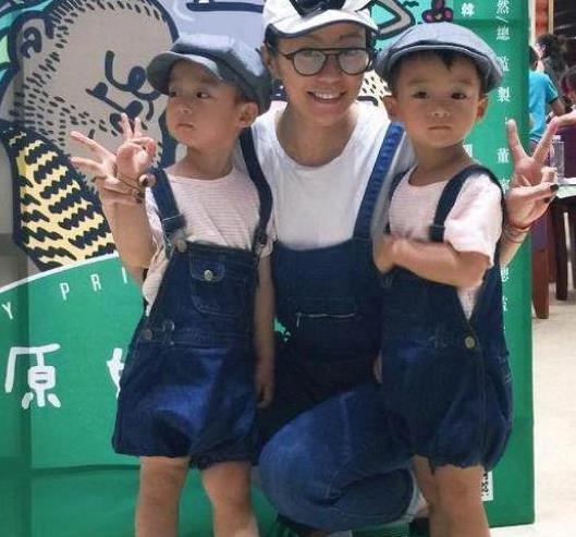两个双胞胎儿子继承了其妈妈的美貌，而且长得超软萌！