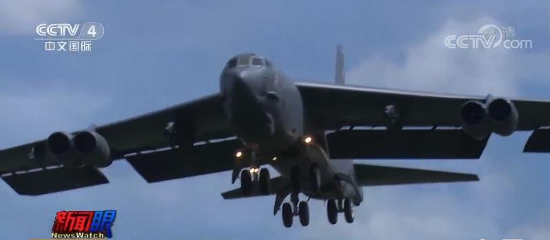 KC-135加油机为B-52进行空中加油