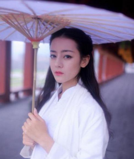 迪丽热巴这个造型真的十分冷艳，白的衣，黑的发，清冷的眸。加上绝美的脸。简直像一幅画。