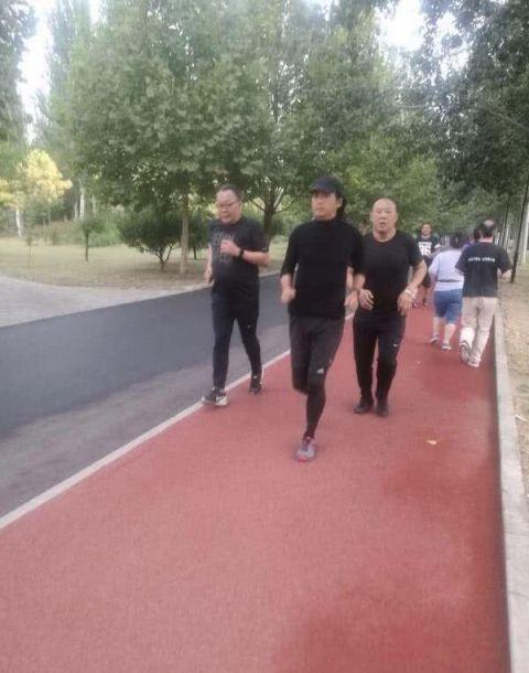 不过这一次，发哥却被后面的一位大叔抢镜了，不少网友的注意力全在他身上！