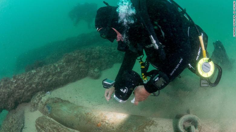 考古学界研究沉船(图片：CNN)
