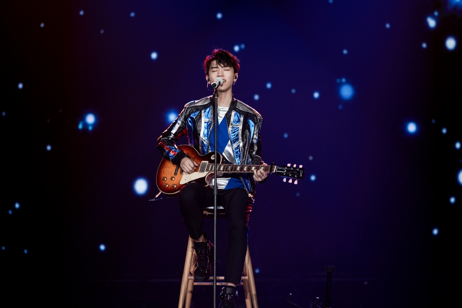 组图:王俊凯家乡办19岁生日会 吉他弹唱 摸胸热舞技能满分