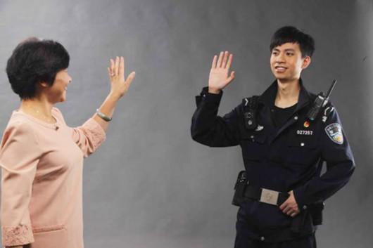 穿上父亲警服 续走"忠诚之路":来自警察之家的"前白领"的中秋思念