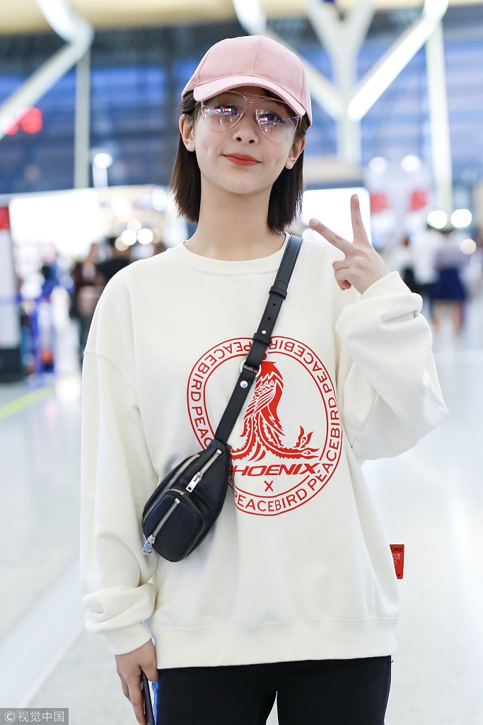 杨紫黑白look戴粉帽少女感爆棚甜笑露梨涡