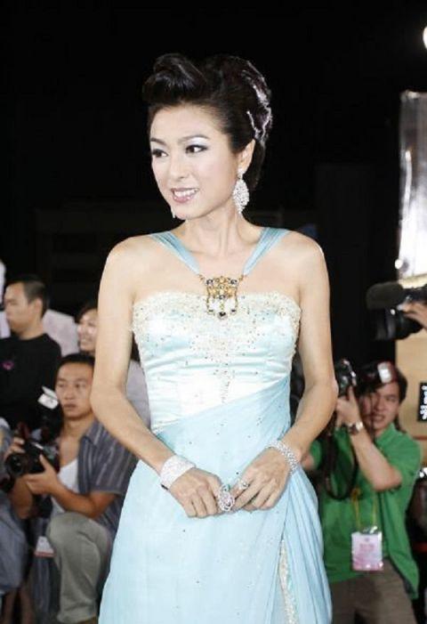 63岁米雪近照曝光短发美出新高度