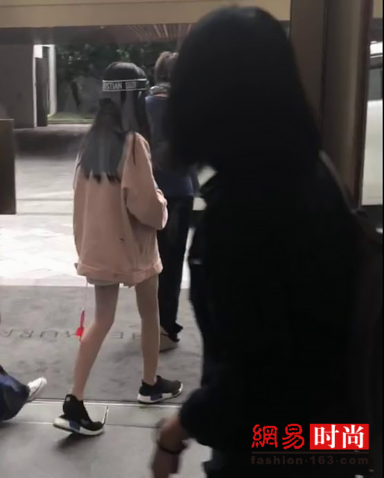 网友偶遇王菲李嫣李嫣大长腿引人注目