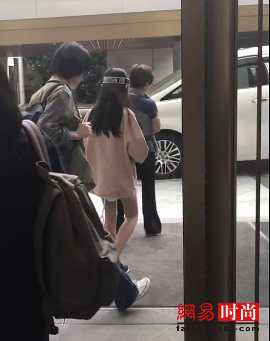 网友偶遇王菲李嫣李嫣大长腿引人注目