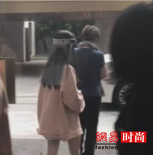 网友偶遇王菲李嫣李嫣大长腿引人注目