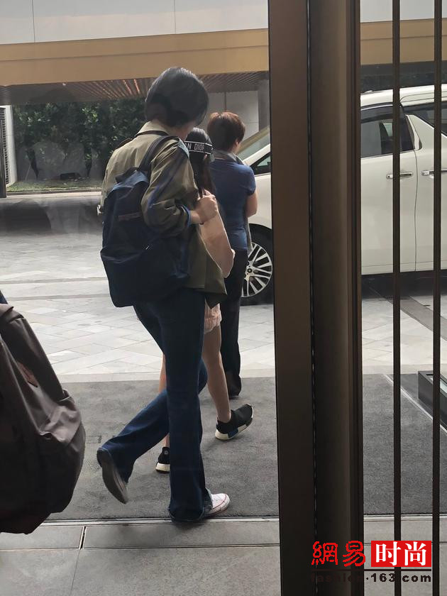网友偶遇王菲李嫣李嫣大长腿引人注目