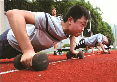9月12日,同学们在功法课上练习俯卧撑,锻炼体能.