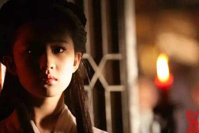 但让人印象更为深刻的其实还是《金粉世家》里面的白秀珠。