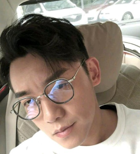 9月22号下午,郑恺通过微博晒出一张自拍照片,并配文:“为什么今天长得那么像雷佳音?”