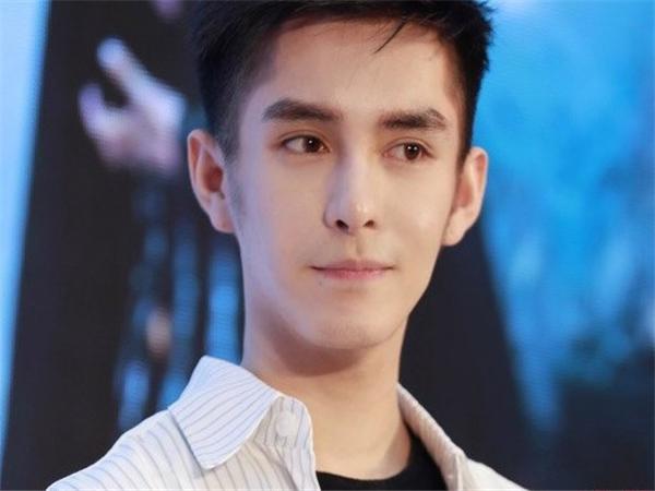 他600元整容进入娱乐圈,非科班出身,本色出演蛇精受观众喜爱