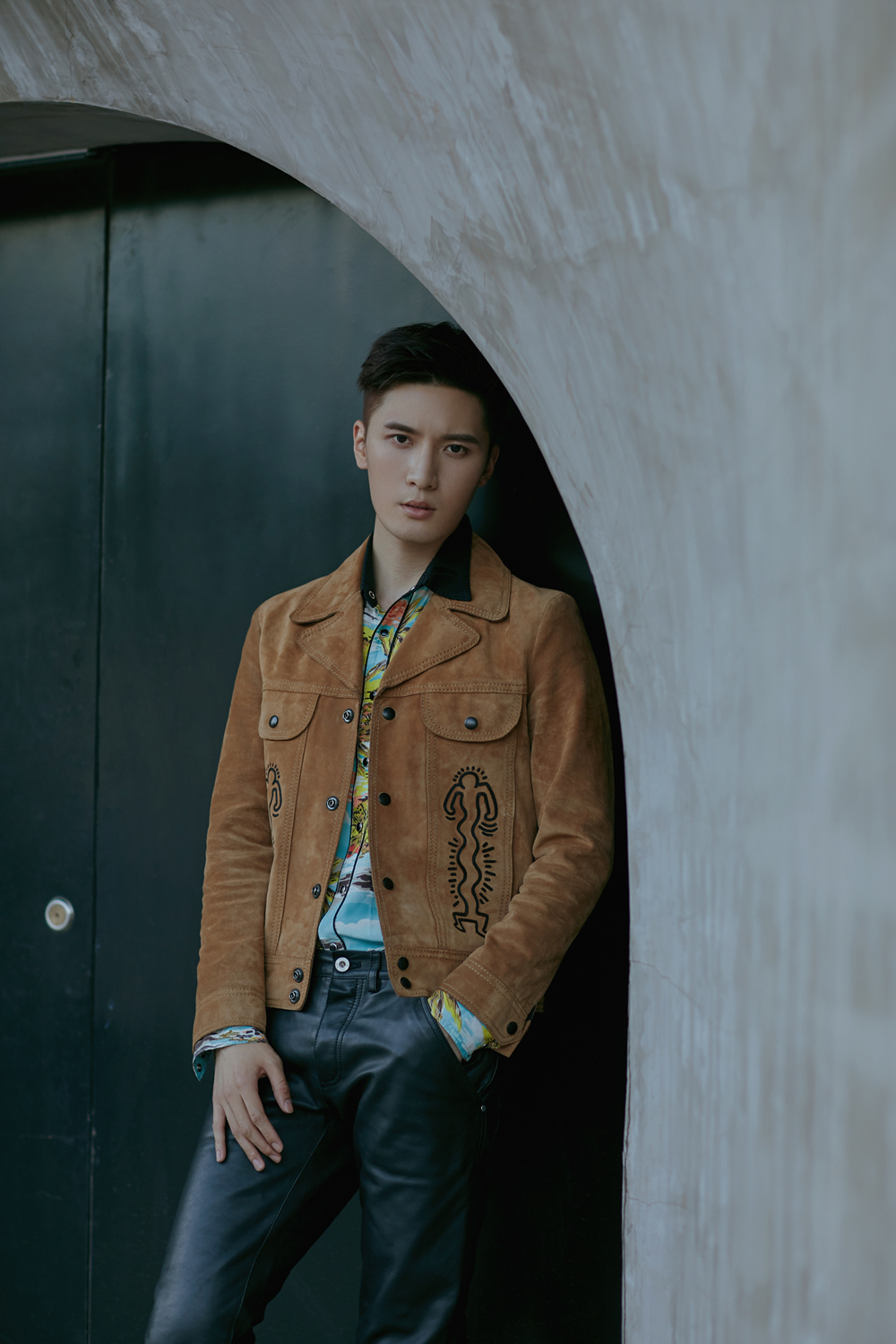 刘海宽曝光最新写真侧颜深刻定格高级质感