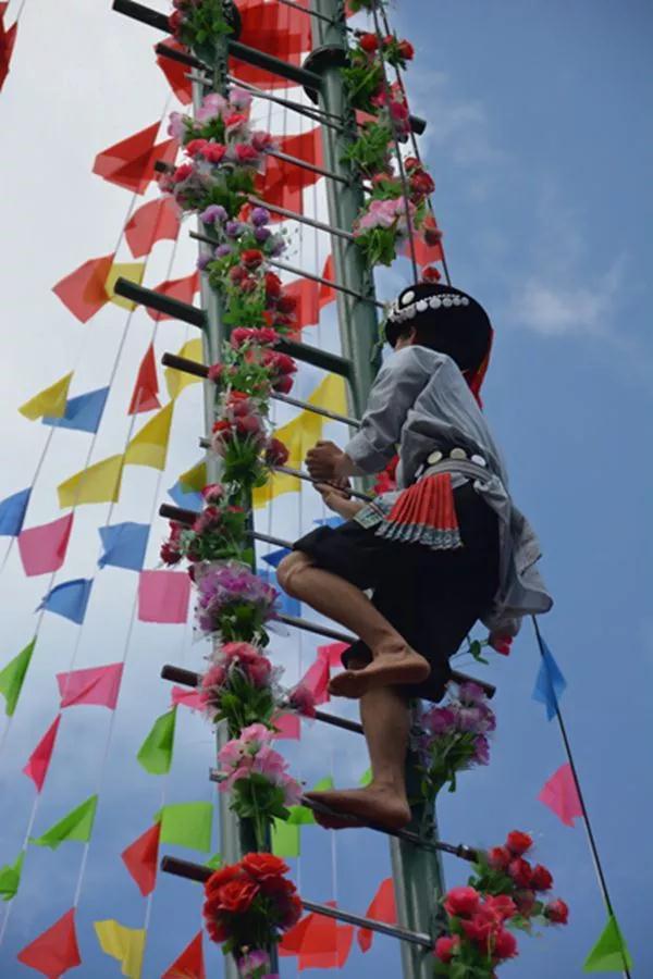 欢歌迎国庆相逢阔时节上刀山爬花杆喝千人连心酒