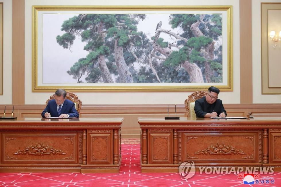 19日，文在寅和金正恩签署《平壤宣言》的场景。（韩联社）
