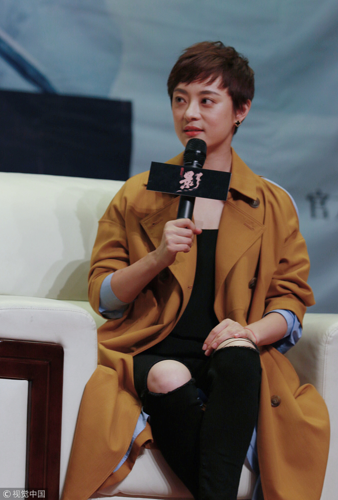 孙俪驼色大衣配清爽短发显摩登干练