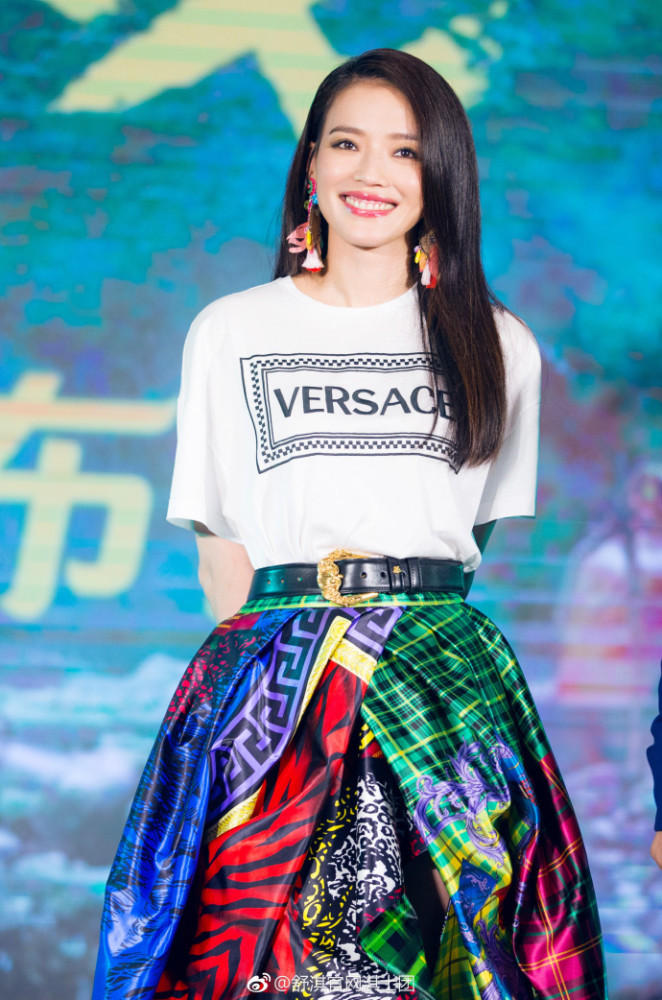 毕竟，大家还是习惯了在荧光幕前，那个光彩照人、元气满满，仿佛永远也不会老去的舒淇。