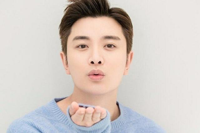 心疼贾乃亮曾刻苦拍戏滚一身泥现累了直接倒在路边收纳盒上