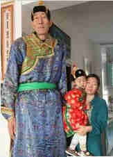 图中夏淑娟正在帮鲍喜顺整理衣服，他的衣服太大了，夏淑娟一只手几乎都拿不住！