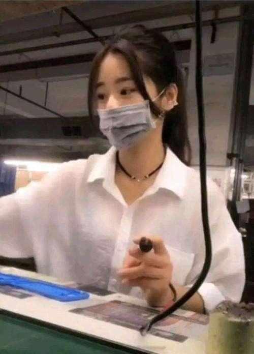 抖音最美打工妹爆红自称丑女无敌摘下口罩后网友心服口服