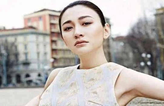 李小冉，1976年出生，如今已42岁了。算是大龄产妇。李小冉的状态看起来很好，希望能平安诞下双胞胎。