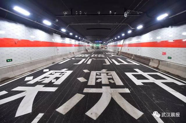 图为武汉长江公铁隧道单向三车道公路隧道 李永刚 摄