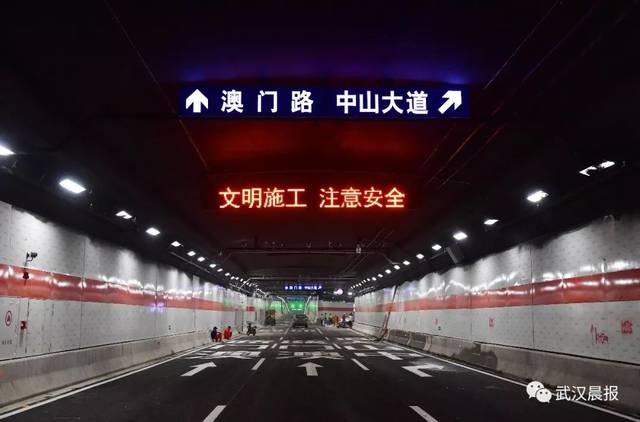 图为武汉长江公铁隧道单向三车道公路隧道 李永刚 摄