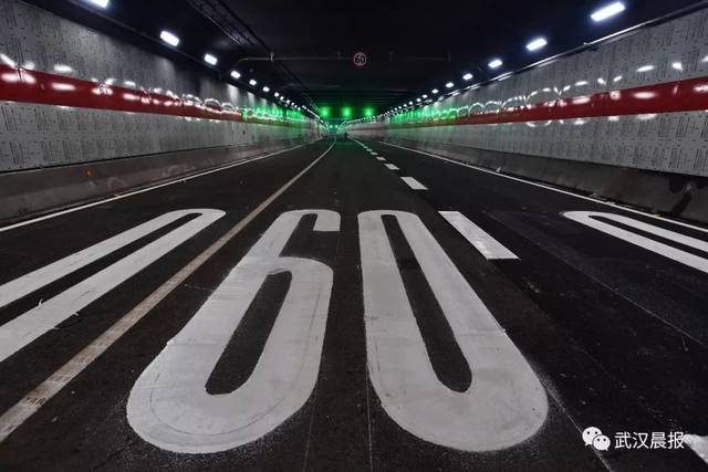 图为武汉长江公铁隧道单向三车道公路隧道 李永刚 摄