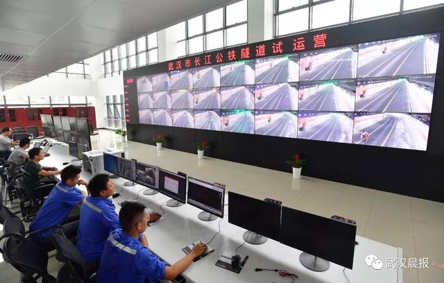 图为武汉长江公铁隧道管理控制中心 李永刚 摄