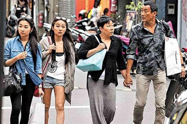 现在梁家辉的一对双胞胎女儿也长大了，长得漂亮妩媚，身材超好。