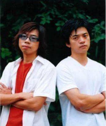 李健和卢庚戌都是清华大学毕业，后面组成搭档“水木年华”，凭借原创作品《一生有你》迅速大火。