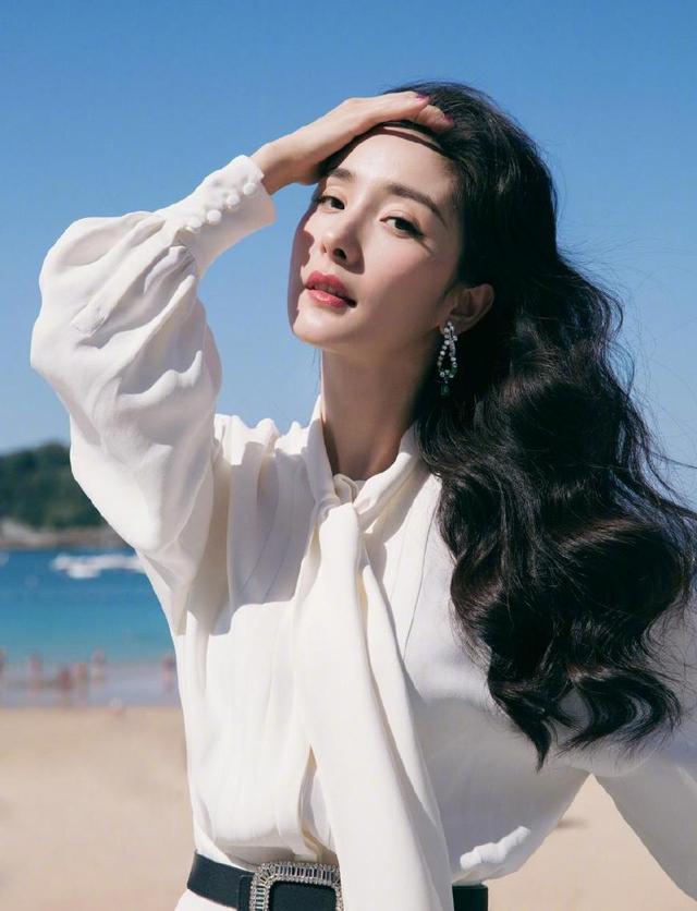 杨幂未修图曝光,面黄肌瘦鹰钩鼻,丑哭了!网友:手才是亮点!