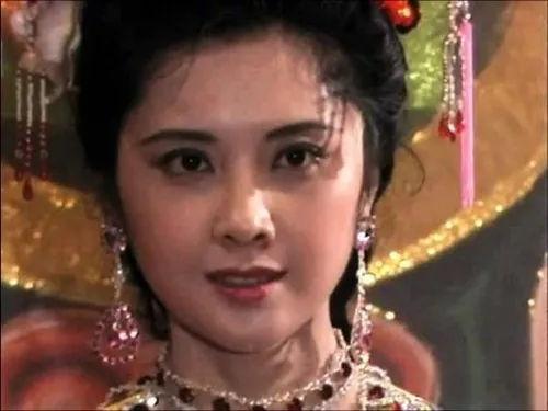 金圣娘娘詹萍萍:饰演金圣娘娘的詹萍萍现在在美国定居,开了一家美容院