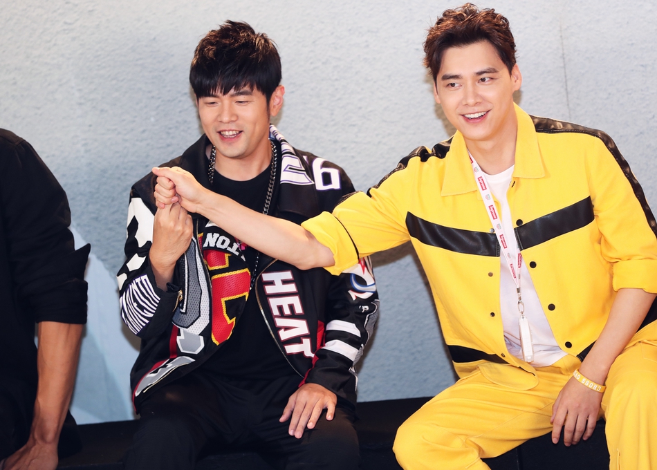 组图:李易峰郭艾伦变身"小黄人"cp 周杰伦易建联一身黑酷帅有型