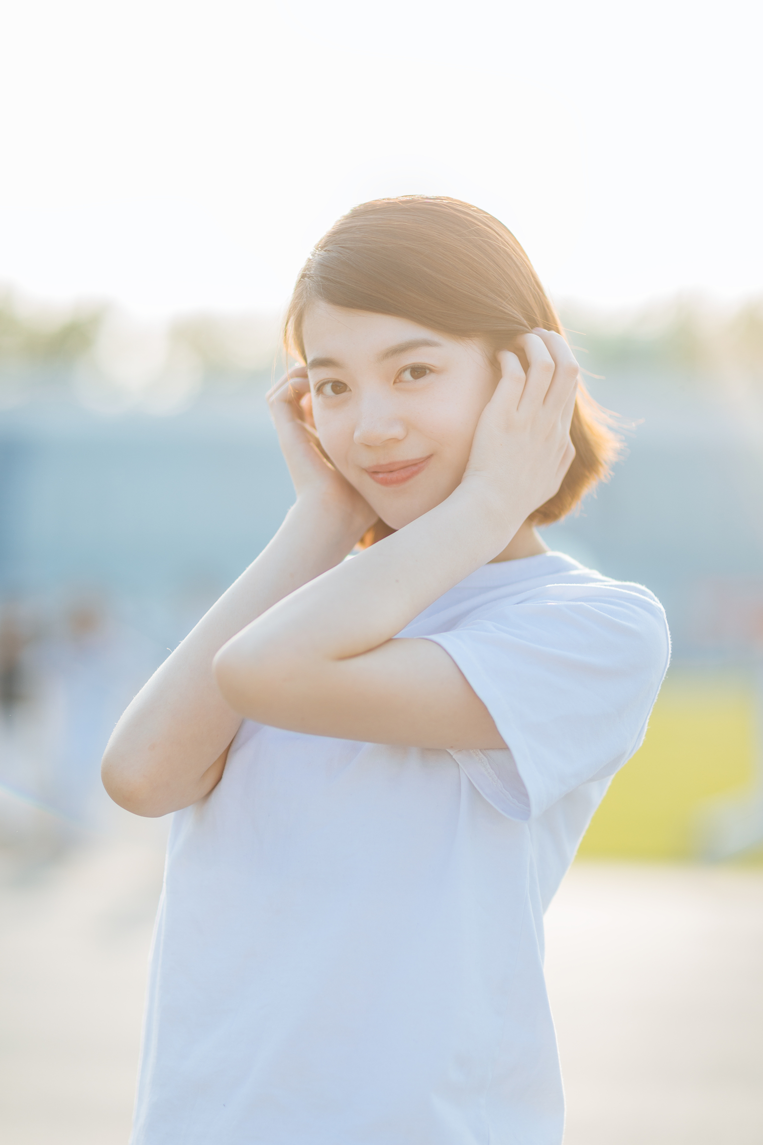 人气小花余佳淼校服短裙照曝光玲珑清澈诠释漫撕女