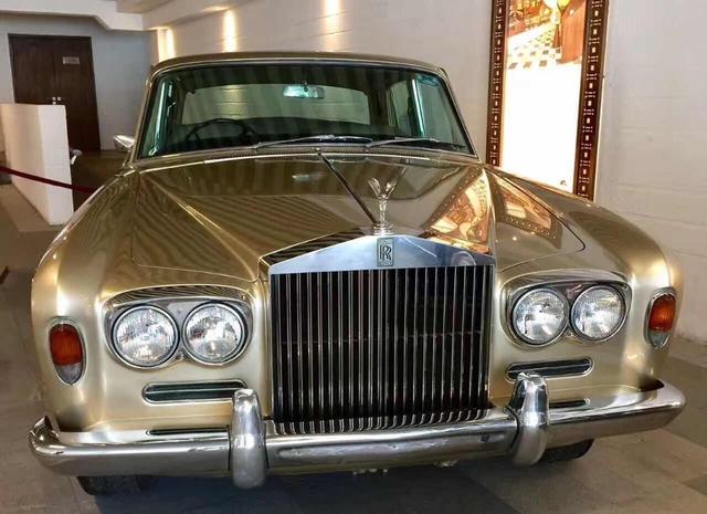 很多年后,这个少年成为了香港影视明星。