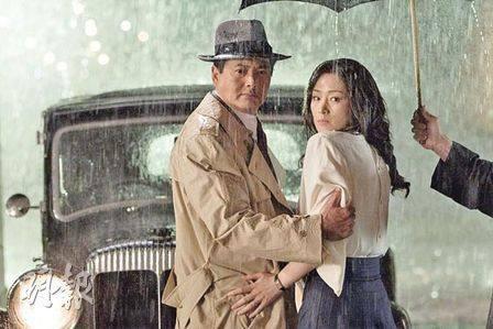 周润发,1955年出生于香港南丫岛,当时还是一个偏僻贫穷的农村。