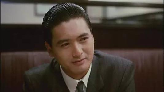 1974年,周润发顺利从训练班毕业,经过短暂的龙套生涯,周润发就得到了演出的机会。