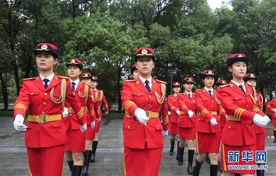 6 高校女子国旗班中的"千禧宝宝"