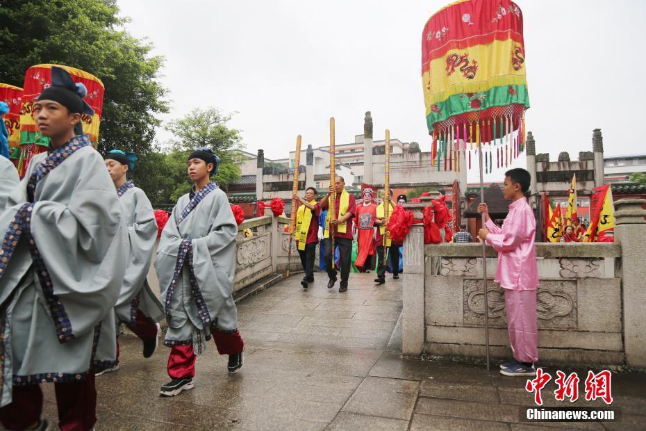 孔子诞辰2569年 各地孔庙举行祭礼仪式