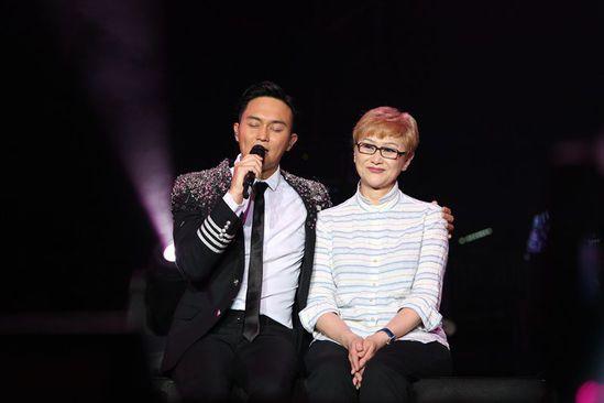 从张智霖和妈妈日常的合影中，也能看出妈妈真的好年轻，简直好似姐弟一般。