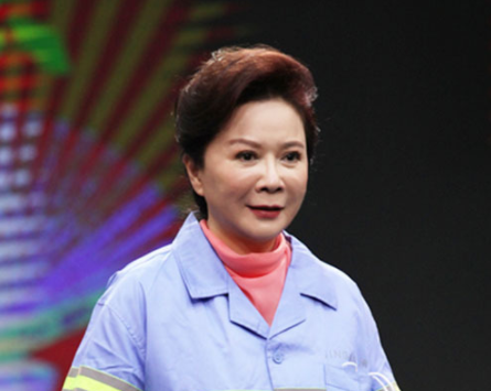 蔡明老师其实已经结婚三十年，蔡明的老公也不是个圈外人，是一位导演丁秋星。